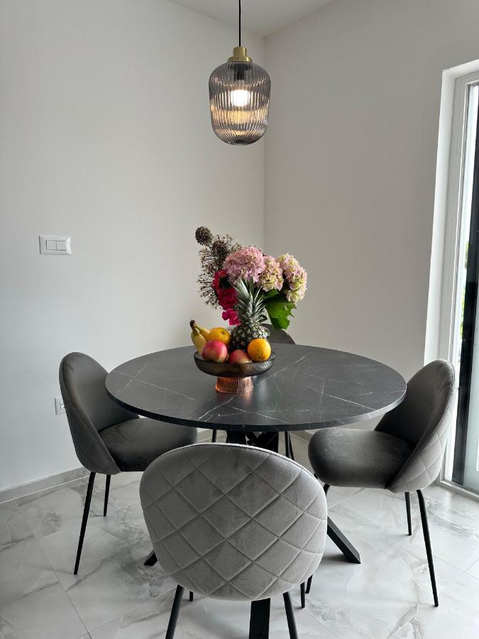 Olive View Apartment Брела Екстериор снимка